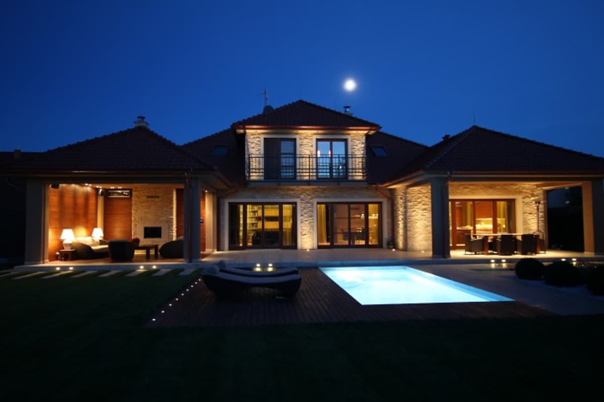 Luxusní vila s bazénem – noční pohled