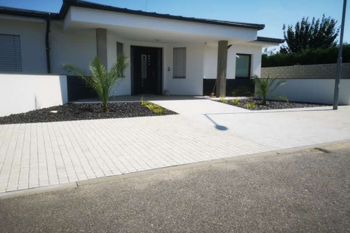 Bílý bungalov s terasou