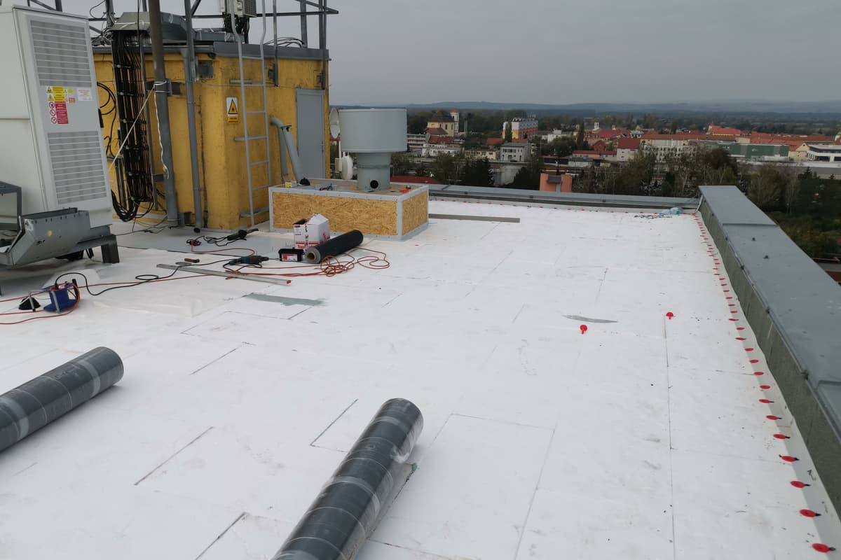 Střecha bytového domu Veselí nad Moravou